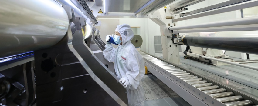 技術(shù)攻堅(jiān)結(jié)碩果！合肥樂凱成功下線超寬幅超薄高端光學(xué)聚酯薄膜